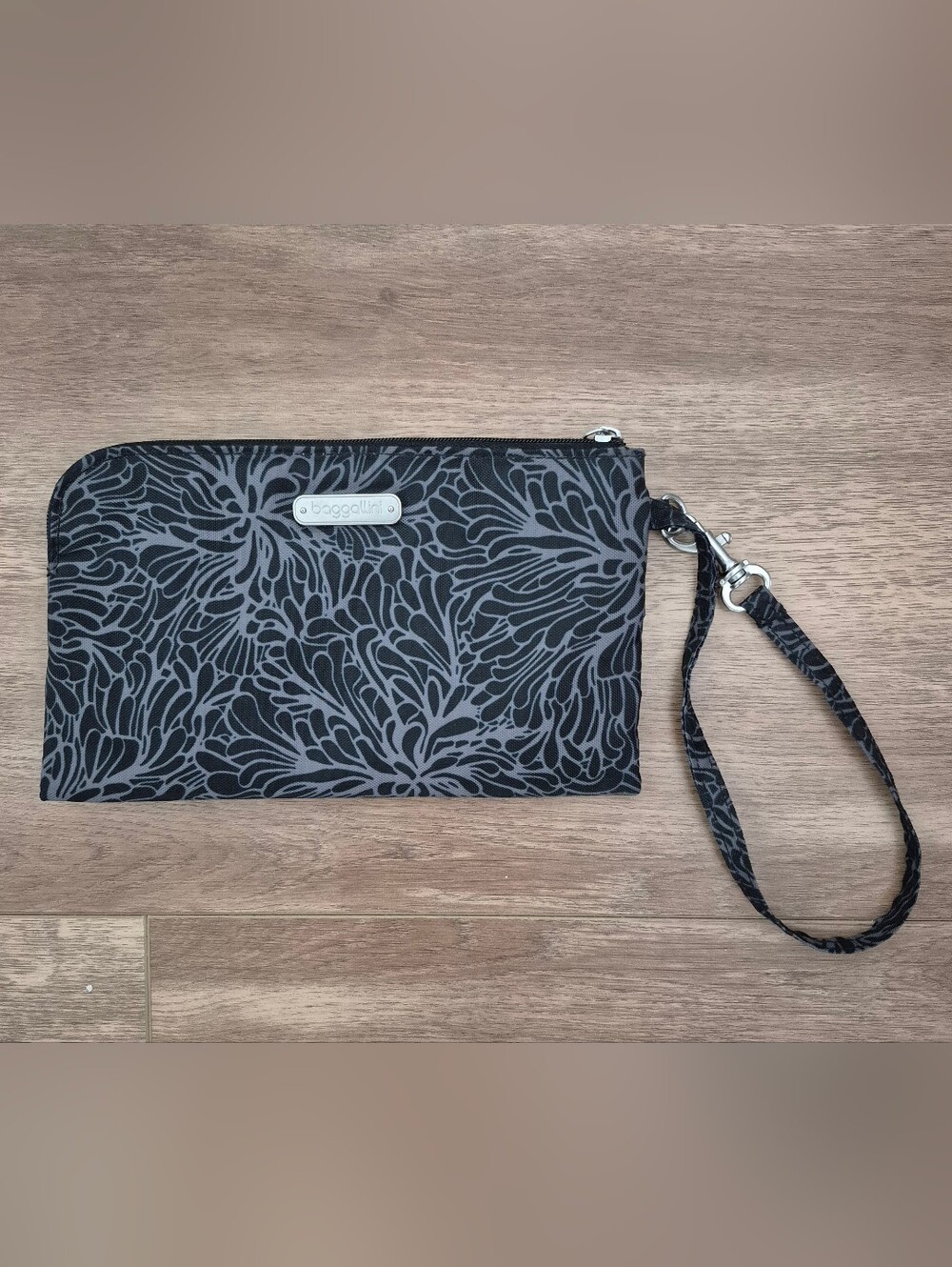 Baggallini Black & Gray Floral Wristlet Clutch Travel Purse